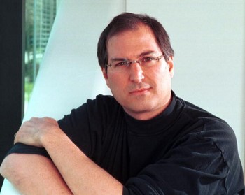 Steve Jobs berpose di tahun 1996.     