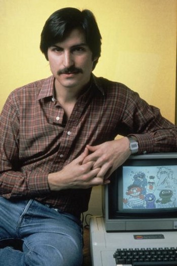 Kembali Steve Jobs bergaya di samping komputer Apple II di Januari 1981.