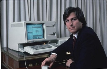 Steve Jobs memperkenalkan komputer Apple Lisa di Januari 1983.