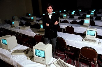 Steve Jobs di ruangan yang penuh komputer Apple. Foto ini diambil tahun 1984.