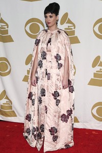 Pelantun 'Roar' Katy Perry tampil mengenakan floral print dress dari Dolce & Gabbana. REUTERS/Jonathan Alcorn.