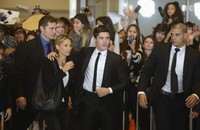 Tiba di lokasi acara, Zac Efron eksis diburu para fotografer dan fans. REUTERS/Phil McCarten.     
