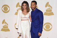 John Legend tampil mesra bersama kekasihnya Chrissy Teigen. REUTERS/Jonathan Alcorn.