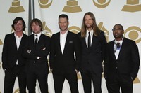Maroon 5 tampil kompak lewat setelan jas hitam yang necis. REUTERS/Jonathan Alcorn.