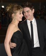 Zac Efron Eksis di Premiere That Awkward Moment