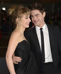 Berfoto bersama aktris Imogen Poots, keduanya nampak serasi. REUTERS/Phil McCarten.