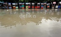     Banjir setinggi 50 cm merendam Jalan Bendungan Hilir (Benhil) Raya.