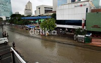 Genangan mulai terlihat setelah Pasar Benhil hingga RS TNI AL Mintohardjo.