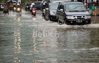 Para pengendara baik motor maupun mobil nekat menerobos banjir. 