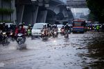 Banjir Rendam Jalan Gatot Subroto