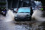 Banjir Rendam Jalan Gatot Subroto