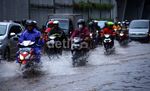 Banjir Rendam Jalan Gatot Subroto