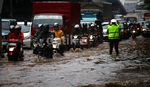 Banjir Rendam Jalan Gatot Subroto