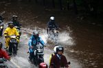 Banjir Rendam Jalan Gatot Subroto