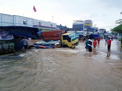 Jalan Bintara Raya, Bekasi Terendam