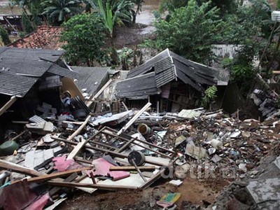 4 Rumah Ambles Terkena Longsor di Condet