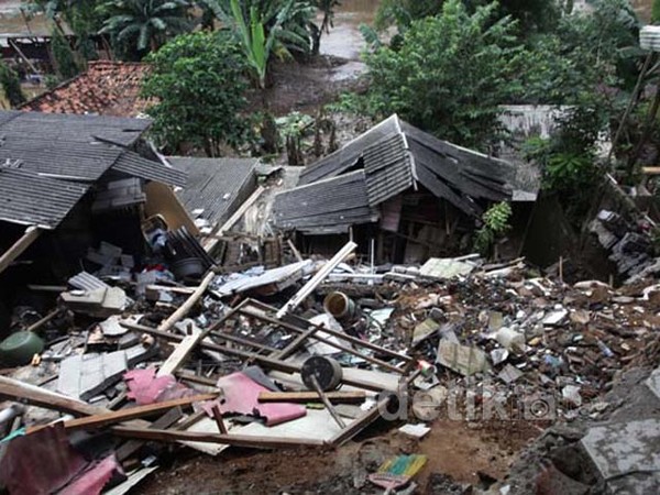 4 Rumah Ambles Terkena Longsor di Condet