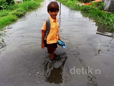 Meski Banjir, Mereka Tetap Sekolah