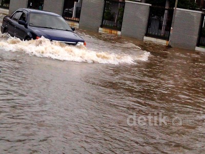 Komplek Harapan Indah Dikepung Banjir