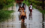 Meski Banjir, Mereka Tetap Sekolah