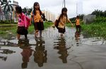 Meski Banjir, Mereka Tetap Sekolah