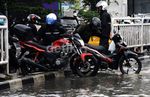 Terobos Banjir, Mobil dan Motor Mogok