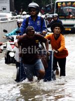 Terobos Banjir, Mobil dan Motor Mogok