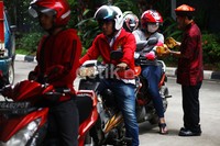 Pria tersebut membagikan permen kepada pelanggan yang tengah mengantre.