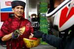 Jelang Imlek, SPBU Ini Bagi-bagi Permen