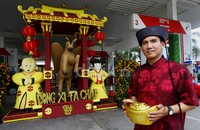Selain pembagian permen, hiasan-hiasan menyambut Imlek juga dipasang di area SPBU.