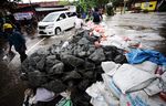 Tanggul Kali Cipinang Ditambal Karung Pasir