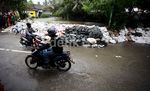 Tanggul Kali Cipinang Ditambal Karung Pasir