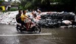 Tanggul Kali Cipinang Ditambal Karung Pasir