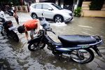 Tanggul Kali Cipinang Ditambal Karung Pasir