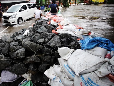 Tanggul Kali Cipinang Ditambal Karung Pasir