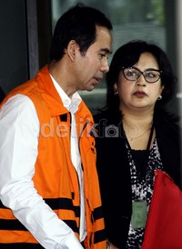 Sebelum meninggalkan gedung KPK, Wawan sempat berbicara dengan penasehat hukumnya, Pia Nasution. Lamhot Aritonang/detikFoto.