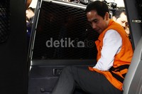 Seusai menandatangani berkasnya Wawan langsung naik mobil tahanan KPK untuk kembali dibawa ke Rutan KPK. Lamhot Aritonang/detikFoto.