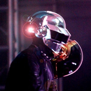 Antara Daft Punk, Helm Futuristik dan Ilmu Gravitasi