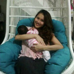Ini Dia Foto Ayu Ting Ting Gendong Bayi