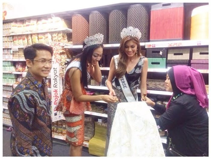 Miss Universe Cantik Mampir ke Carrefour Lebak Bulus