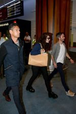 Raih 2 Grammy, Lorde Tebar Senyuman di Bandara
