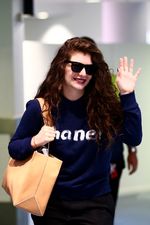 Raih 2 Grammy, Lorde Tebar Senyuman di Bandara