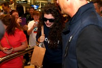 Lorde di sambut oleh para penggemarnya. Phil Walter/Getty Images.     