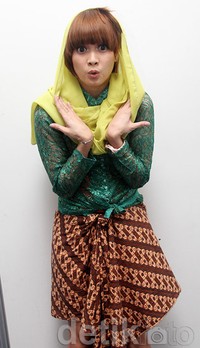 Pose khas Chika di depan kamera. Gus Mun/detikHOT.