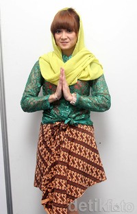 Chika tampil berkerudung kuning saat syuting 'Ceplas Ceplos' Trans7 di Studio Hanggar, Pancoran, Jakarta Selatan. Gus Mun/detikHOT.