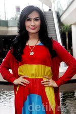 Gaya Warna-warni Iis Dahlia di Usia 41 Tahun