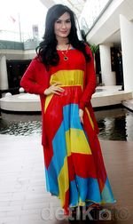 Gaya Warna-warni Iis Dahlia di Usia 41 Tahun