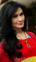 Gaya Warna-warni Iis Dahlia di Usia 41 Tahun