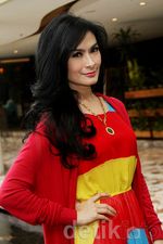 Gaya Warna-warni Iis Dahlia di Usia 41 Tahun