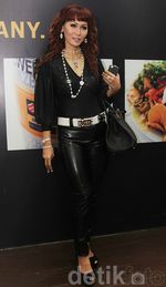 Inul Daratista Heboh Berkalung Mutiara